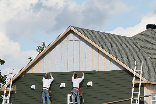 Professional Siding technician working in Wedgefield, SC